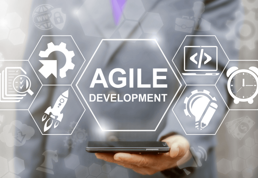Homme tenant un téléphone avec une illustration flottante sur le dessus définissant le développement agile